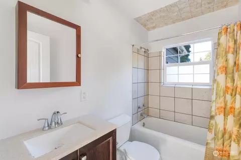 Bath - 2437 30th Ave, Longview, WA 98632 photo 1 of 1