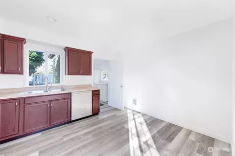 Kitchen - 2437 30th Ave, Longview, WA 98632 photo 5 of 5