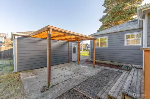 Exterior - 2437 30th Ave, Longview, WA 98632 photo 4 of 11