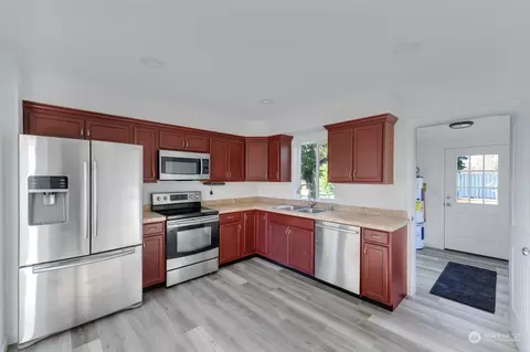Kitchen - 2437 30th Ave, Longview, WA 98632 photo 2 of 5