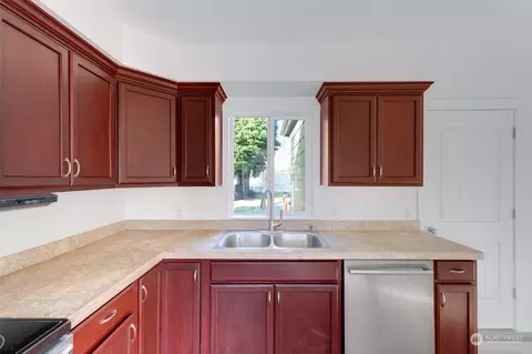 Kitchen - 2437 30th Ave, Longview, WA 98632 photo 4 of 5