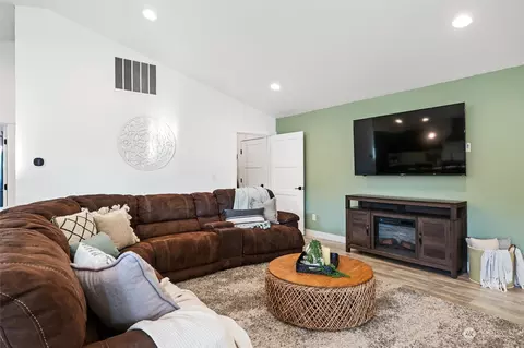 Living - 1205 Ashlynn Ct, Everson, WA 98247 photo 1 of 1