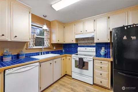 Kitchen - 21817 7th Pl W, Bothell, WA 98021 photo 5 of 7