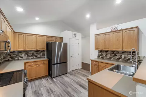 Kitchen - 19713 85th Ave E, Spanaway, WA 98387 photo 3 of 3