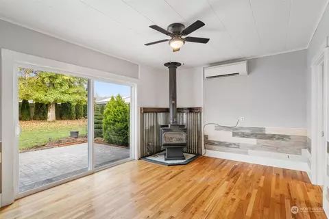 Living - 322 Stearns Rd, Chehalis, WA 98532 photo 2 of 3