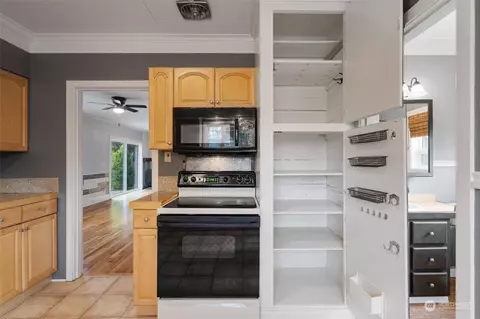 Kitchen - 322 Stearns Rd, Chehalis, WA 98532 photo 3 of 3