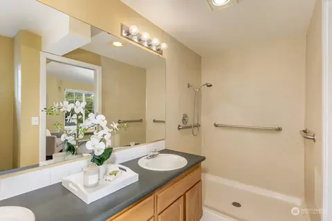 Bath - 2001 120th Pl SE #6-103, Everett, WA 98208 photo 2 of 2