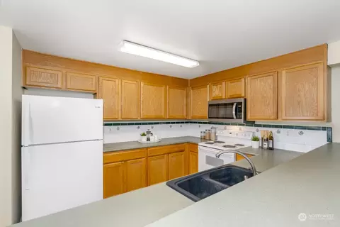 Kitchen - 2001 120th Pl SE #6-103, Everett, WA 98208 photo 2 of 3