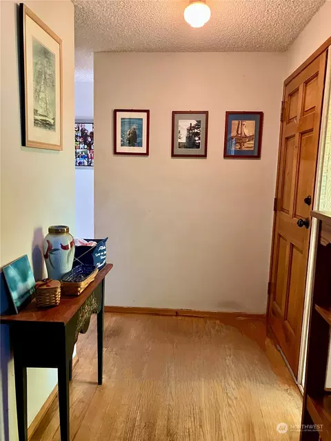 Entry Way - 2024 Monroe Ave, Everett, WA 98203 photo 1 of 2