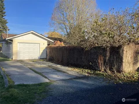Exterior - 2024 Monroe Ave, Everett, WA 98203 photo 4 of 5