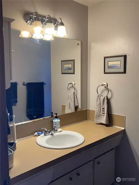 Bath - 2024 Monroe Ave, Everett, WA 98203 photo 1 of 1