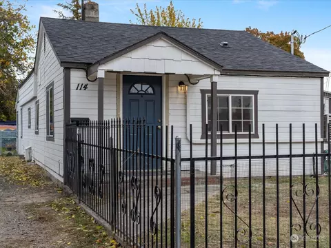 114 SE 9th St #1 & 2, College Place, WA 99324