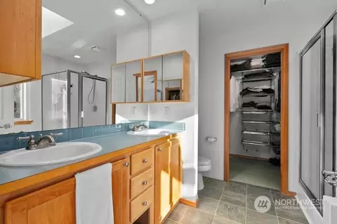 Bath - 8609 NE 201st Pl, Bothell, WA 98011 photo 2 of 4