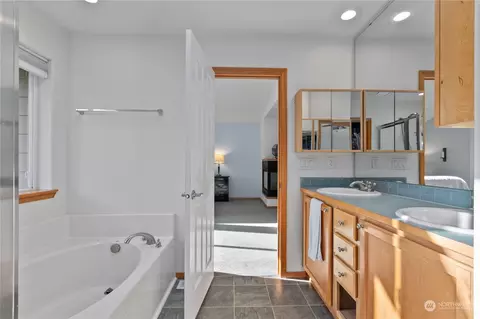 Bath - 8609 NE 201st Pl, Bothell, WA 98011 photo 3 of 4