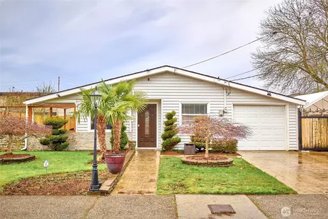 723 Woodford Ave N, Kent, WA 98031