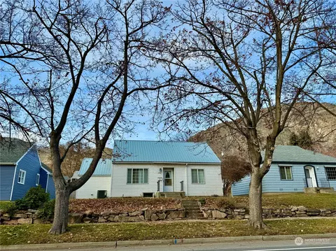 206 Columbia Ave, Coulee Dam, WA 99116