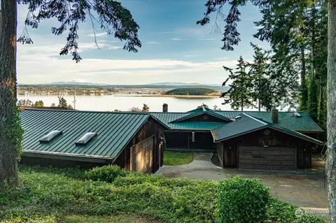 3374 SW Grientjes Ln, Oak Harbor, WA 98277