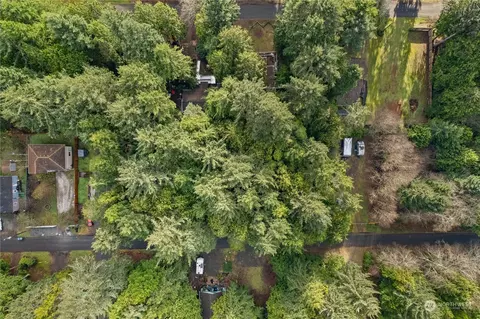 42 Robin Ln, Pacific Beach, WA 98571