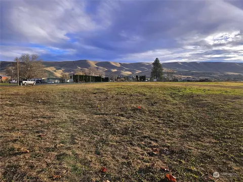8100 S Webb Rd, Prosser, WA 99350