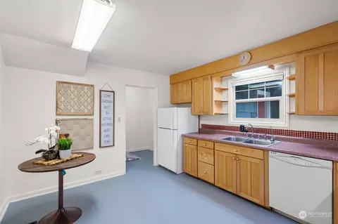 Kitchen - 2129 48th Ave, Longview, WA 98632 photo 2 of 2