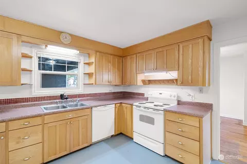 Kitchen - 2129 48th Ave, Longview, WA 98632 photo 1 of 2