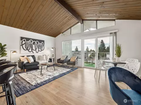 6018 Lakeview Dr #201, Kirkland, WA 98033