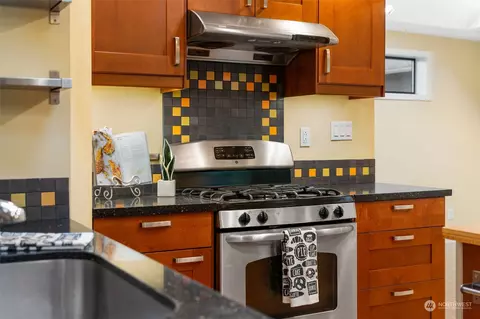 Kitchen - 16007 Cascadian Way, Bothell, WA 98012 photo 4 of 5