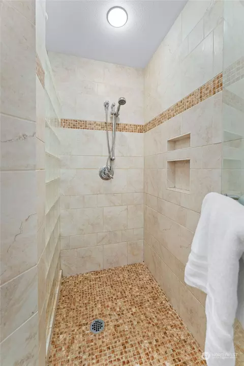 Bath - 16007 Cascadian Way, Bothell, WA 98012 photo 4 of 5