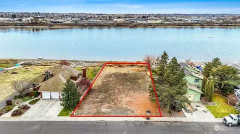 1009 W Edgewater Ln, Moses Lake, WA 98837