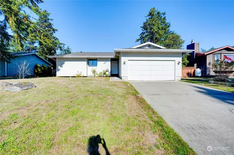 790 NW Hiya St, Oak Harbor, WA 98277