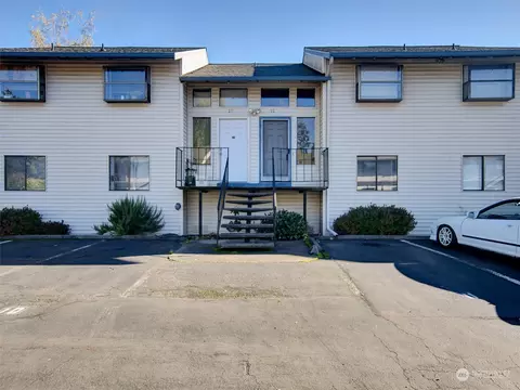 1313 W James St #11, Kent, WA 98032
