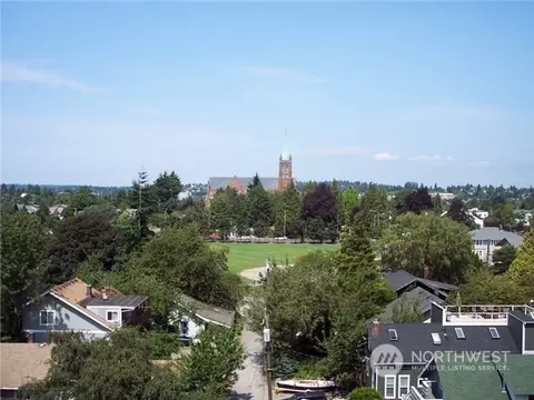 4540 8th Ave NE #902, Seattle, WA 98105