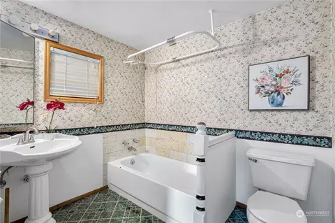 Bath - 9912 Holly Dr, Everett, WA 98204 photo 1 of 3