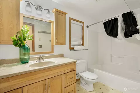 Bath - 9912 Holly Dr, Everett, WA 98204 photo 3 of 3