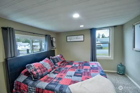 Bedroom - 386 Main St, Onalaska, WA 98570 photo 2 of 5