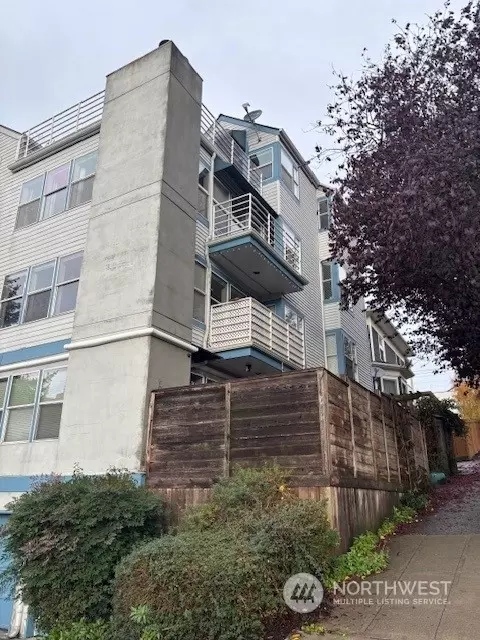 915 6th Ave N, Seattle, WA 98109