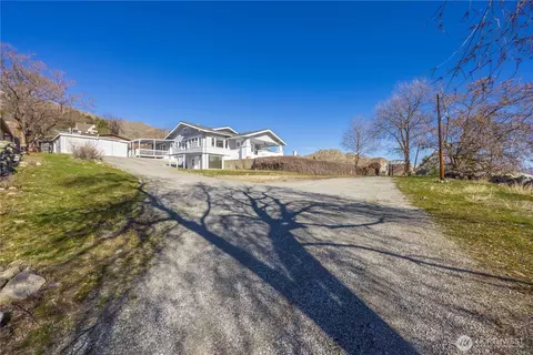 242 3rd St, Chelan Falls, WA 98817
