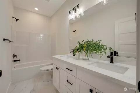 Bath - 4400 Crescent #A, Everett, WA 98203 photo 2 of 3