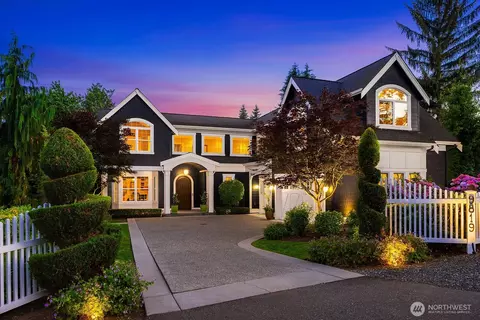 9819 NE 20th St, Bellevue, WA 98004