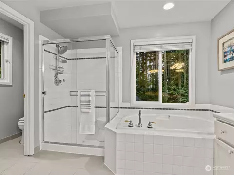 Bath - 2901 214th St SE, Bothell, WA 98021 photo 3 of 4