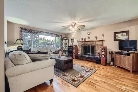 Living - 3002 120th Pl SE, Everett, WA 98208 photo 1 of 3
