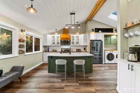 105 SW 202nd St, Normandy Park, WA 98166