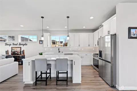 Kitchen - 1043 Boyle St, Enumclaw, WA 98022 photo 4 of 5