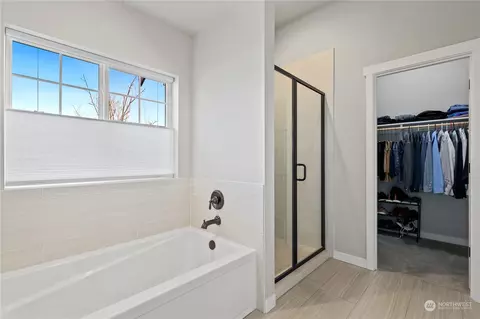 Bath - 1043 Boyle St, Enumclaw, WA 98022 photo 2 of 3