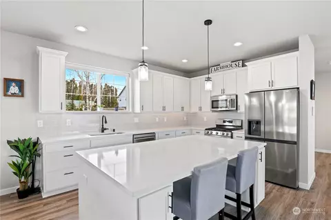 Kitchen - 1043 Boyle St, Enumclaw, WA 98022 photo 5 of 5