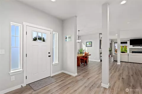 Entry Way - 1043 Boyle St, Enumclaw, WA 98022 photo 2 of 2