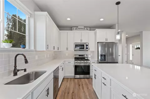 Kitchen - 1043 Boyle St, Enumclaw, WA 98022 photo 2 of 5