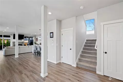 Entry Way - 1043 Boyle St, Enumclaw, WA 98022 photo 1 of 2