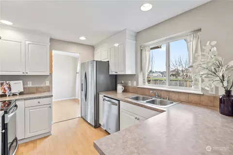 Kitchen - 380 Randall Pl, Enumclaw, WA 98022 photo 1 of 3