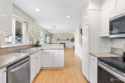 Kitchen - 380 Randall Pl, Enumclaw, WA 98022 photo 2 of 3